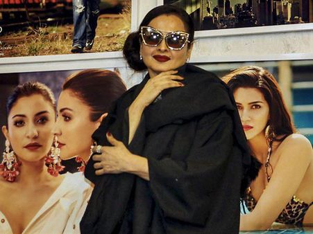 অমিতাভের সামনে রেখা! ছবি দেখে চমকে গিয়ে কী করে ফেললেন অভিনেত্রী, দেখুন ভিডিও