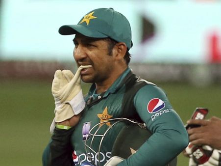 'আবে কালে...' চরম বর্ণবিদ্বেষী মন্তব্যে বিপাকে পাক অধিনায়ক! নামলেন চিড়ে ভেজানোর মরিয়া চেষ্টায়