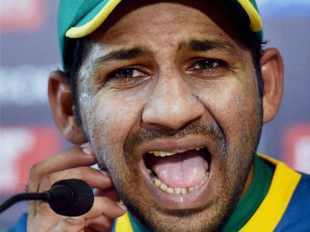 শুধু ইংরেজি নয়, অঙ্কেও কাঁচা! ক্ষমা প্রার্থনার টুইটেও মস্করার শিকার পাক অধিনায়ক সরফরাজ