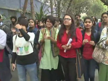 মেয়েদের কুমারীত্বের তুলনা সিল করা বোতলের সঙ্গে! অধ্যাপকের কু-রুচিকে ধিক্কার পড়ুয়াদের