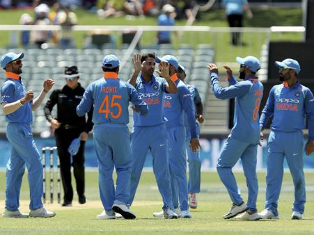 মার্শের শতরান, ম্যাক্সওয়েলের ক্যামিও! শেষের লড়াইয়ে অজিদের ৩০০-র মধ্যেই বেঁধে রাখল ভারত