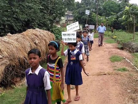 স্কুলেই যাবে না মেয়ে! শেষে গায়ের গয়না-পোষ্য বিক্রি করে দিলেন মা, মুখ হলেন প্রচারের