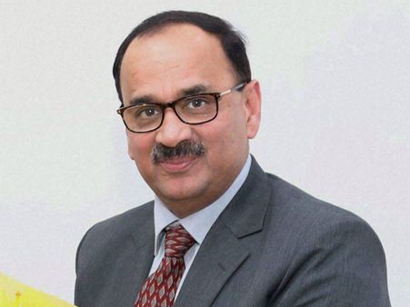 কার্যকাল শেষ হওয়ার আগে ফিরলেন পদে! অলোক বর্মা বুধবার নতুন করে যোগ দিলেন সিবিআই ডিরেক্টর পদে