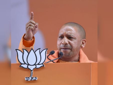 বুয়া-ভাতিজা দুর্নীতিবাজ, সুযোগসন্ধানী! ক্ষিপ্ত যোগী আদিত্যনাথ আর কী বললেন