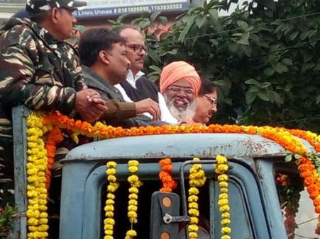 শহিদ-শকটে দাঁড়িয়ে বিজেপি সাংসদের চওড়া হাসি, ভাইরাল ছবিতে উঠল নিন্দার ঝড়