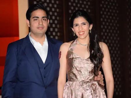 মুকেশ-পুত্র আকাশের বিয়ের রাজকীয় কার্ড তাক লাগাচ্ছে! ফার্সট লুকের ভিডিও দেখে নিন