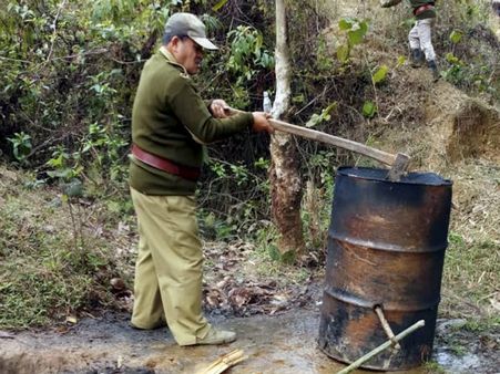 অসমে বিষমদ কাণ্ডে মৃত বেড়ে ১০০, হাসপাতালে চিকিৎসাধীন আরও ২০০ জন