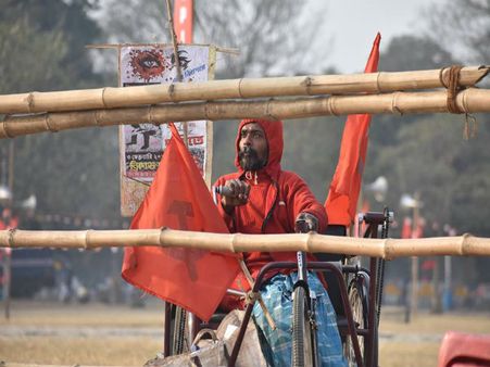 লাল পতাকায় সাজিয়েছেন সাইকেল! অনেক আগেই ব্রিগেডে বিশেষভাবে সক্ষম এই ব্যক্তি