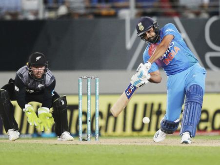 রান তাড়ার পথেই থাকল ভারত, কিউই দলে অভিষেক নয়া জোরে বোলারের, ফিরলেন কুলদীপও