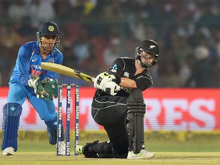 রোহিতের ঘাড়ে নিশ্বাস ফেলা শুরু মুনরোর! হ্যামিল্টনে টপকে গেলেন ম্য়াকালামকে