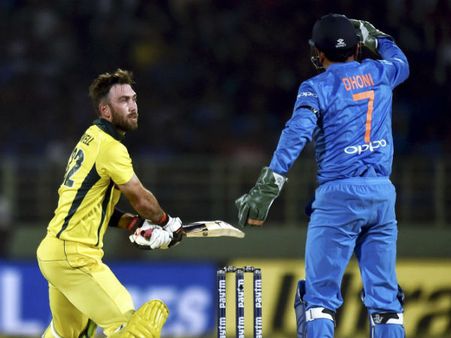 ধোনির ধীরগতির ইনিংসেই কি ভারতের হার - দুই দলের দুই সেরাই কিন্তু অন্য কথা বলছেন