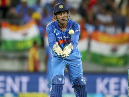 কিউইর দেশেও মাঠে হানা দিল ভক্ত! ধোনি দিলেন দেশপ্রেমের শিক্ষা - আপ্লুত অগণিত সমর্থক, দেখুন ছবি