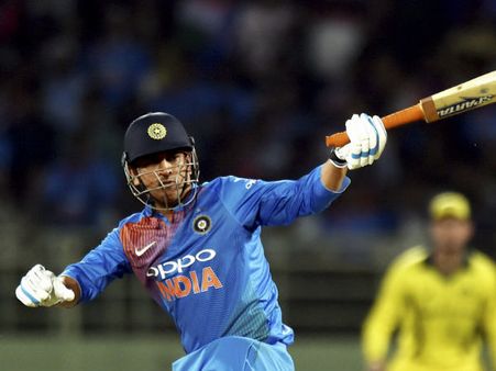 উঠল ধোনির অবসরের দাবি! অস্ট্রেলিয়ার বিরুদ্ধে ধীরগতির ইনিংসের তীব্র সমালোচনা