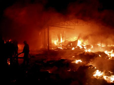 ১০ ঘণ্টা পরেও জ্বলছে বিলকান্দার 'জতুগৃহ', ৫ নিখোঁজের পরিণতি ভেবে আতঙ্কে স্থানীয়রা