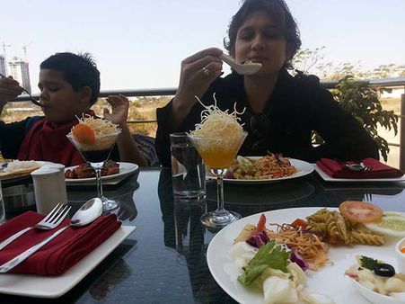 হোটেলে বসে খাবার নষ্ট! ভিন রাজ্যে খেসারত দিতে হতে পারে আপনাকেও