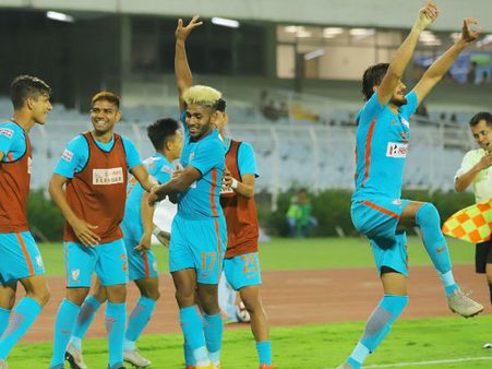 স্মরণীয় হল না মেহতাবের বিদায়! বাগানকে উড়িয়ে, তাঁকে নিয়ে লোফালুফি করল অ্যারোজের তরুণ তুর্কিরা