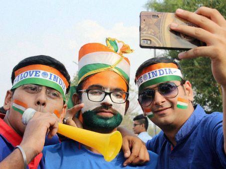 ভারত-পাক উত্তেজনার আঁচ দুবাইয়েও! স্টেডিয়ামে ঢুকতে গিয়ে বাধার মুখে পড়লেন ভারতীয়রা