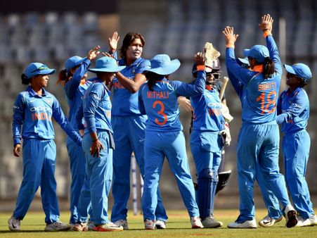 জুটিতে লুটলেন ঝুলন-শিখা! কথা বলল স্মৃতির ব্য়াটও, ১ ম্য়াচ বাকি থাকতেই সিরিজ পকেটে ভারতের