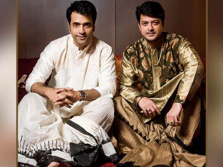 মাতৃভাষা দিবসের দিন ' বর্ণপরিচয়'-এর প্রথম লুকে মাতালেন যিশু-আবির ! দেখুন ভিডিও