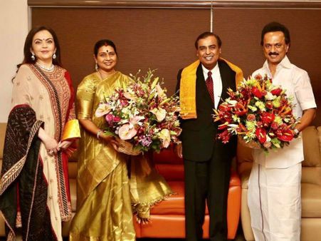 ছেলের বিয়ের নিমন্ত্রণের কার্ড নিয়ে এখন দেশ চষে বেড়াচ্ছেন মুকেশ ও নীতা, সামনে এল ছবি