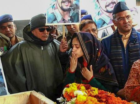 ভালোবাসার চুম্বনেই শহিদ স্বামীকে শেষ বিদায় জানালেন নিকিতা, দেশকে দিলেন অসামান্য বার্তা