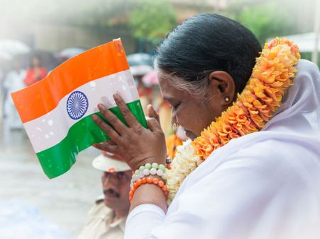 জওয়ানরা ধর্ম পালন করেছেন, এবার আমাদের সময় - শহীদ পরিবারের পাশে মাতা অমৃতানন্দময়ী