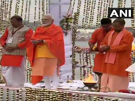 মোদী সাফাইকর্মীদের পা ধুইয়ে দিচ্ছেন নিজের হাতে, মুহূর্তে ভিডিও হল ভাইরাল