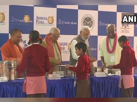 নিজের হাতে পরিবেশন করে শিশুদের খাবার খাওয়ালেন মোদী, ভাইরাল হল ভিডিও