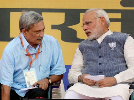 রাফালে বিতর্কে নিজের মন্ত্রকের বিরুদ্ধে গিয়ে মোদীর পাশেই ছিলেন পার্রিকর