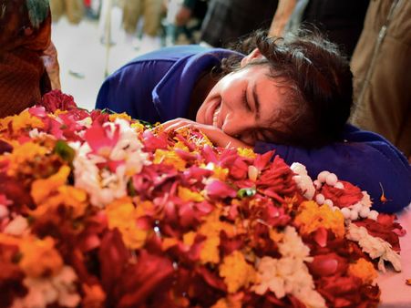 দেশ সঙ্কটে! মেয়ের বউ ভাত বাতিল করে পুরো টাকা শহিদদের পরিবারকে দিলেন গুজরাতের ব্যবসায়ী