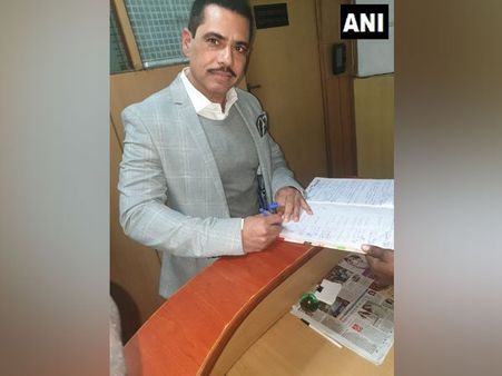 স্ত্রী প্রিয়াঙ্কাকে নিয়ে ইডি দফতরে রবার্ট, আগাম জামিনের মেয়াদবৃদ্ধিতে জেরার দিনেই স্বস্তি