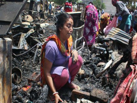 দিল্লিতে বিধ্বংসী আগুন! পুড়ে গেল প্রায় ৩০০ ঝুপড়ি