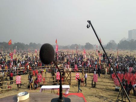 মঞ্চ নয় লোক টানার প্রতিযোগিতা মমতার দলের সঙ্গে! সামনে চেয়ারে আমন্ত্রিত নেতাদের বসার বন্দোবস্ত