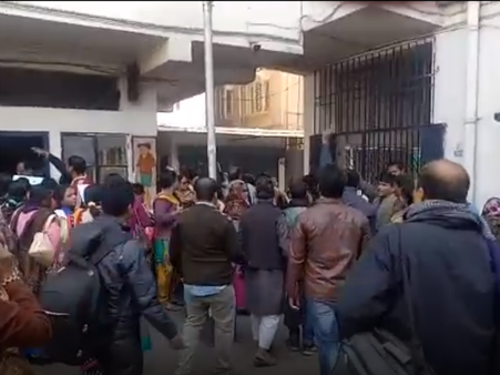 ডিইএলইডি পরীক্ষায় ফের প্রশ্ন ফাঁসের অভিযোগ, পরীক্ষাকেন্দ্রে বিক্ষোভ শিক্ষকদের