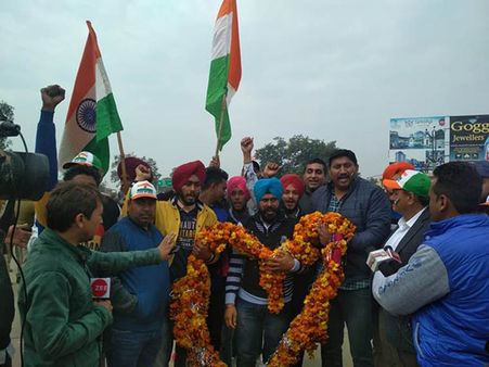 ২৮ কিলো মালায় অভিনন্দন বরণ, ওয়াঘায় এখন উৎসবের আমেজ