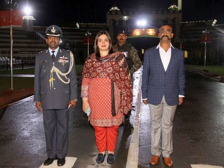 পাকিস্তানের ‘চক্রব্যুহ’ ভেদ করে ঘরে ফিরলেন অভিনন্দন, খুশির বার্তা বায়ুসেনার