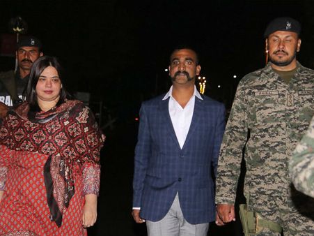 অভিবাদনের বন্যায় ভেসে ওয়াঘার এপারে পা রাখলেন অভিনন্দন, কুর্নিশ বীর সেনাকে