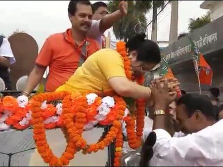 ঢাক বাজিয়ে বিজেপির দেবশ্রী পেশ করলেন মনোনয়ন! রায়গঞ্জের ভূমিকন্যার কোন বার্তা তৃণমূলকে