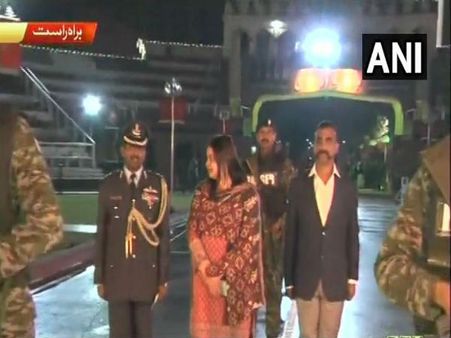 Abhinandan Live- রাত নামা ওয়াঘা সীমান্ত দিয়ে ঘরে ফিরলেন বীর অভিনন্দন বর্তমান