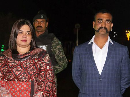 পাকিস্তানের মাটিতে বীরত্বের স্মারক অভিনন্দন, দেশের মাটিতে পা রেখেই দিলেন প্রতিক্রিয়া