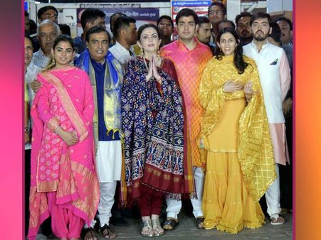 আম্বানিদের 'অন্নসেবা'! আকাশের বিয়েতে ছেলে, পুত্রবধূকে নিয়ে এলাহি আয়োজনে মুকেশ-নীতা