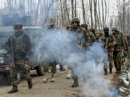 যুদ্ধ জারি অভিনন্দনের ঘরে ফেরার দিনেও! সেনা-জঙ্গি গুলির লড়াইয়ে শহিদ চারজন