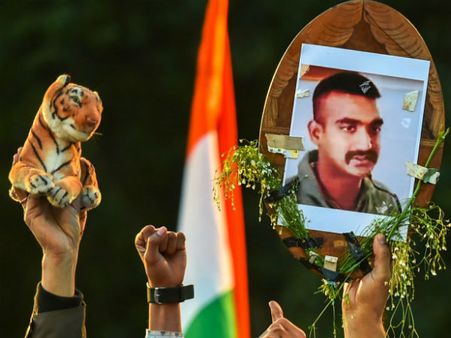 পাকিস্তানের চালিয়াতি! ওয়াঘাতেই ৫ ঘণ্টারও বেশি আটকে অভিনন্দন বর্তমান