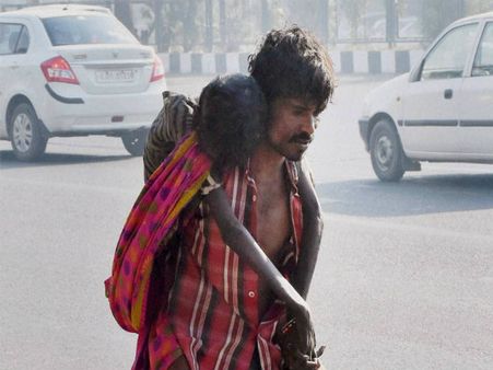 ভিক্ষে চাওয়ায় শিশুকে গাছে বেঁধে টাকা ছিনতাই, লুধিয়ানায় টোল প্লাজার ঘটনায় চাঞ্চল্য