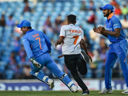 নাগপুরে ক্রিকেট মাঠে ধোনির চোর-পুলিশ খেলা! ভক্তকে বোঝালেন সহজে মেলে না ঈশ্বর, দেখুন ভিডিও