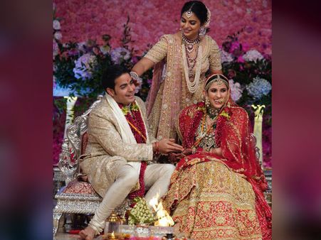 অন্ন-বিতরণের পর মিউজিকাল ফাউন্টেন শো! পুত্র-পুত্রবধূর জন্য সশস্ত্র বাহিনীর আশীর্বাদ চান আম্বানি