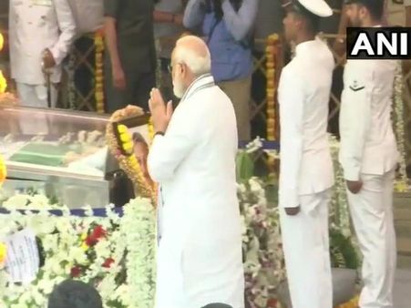 মনোহর পার্রিকরকে শেষ শ্রদ্ধা নরেন্দ্র মোদীর, পূর্ণ রাষ্ট্রীয় মর্যাদায় বিদায়