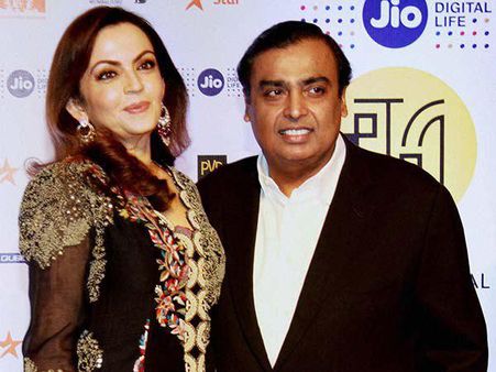 হাতে গোলাপ নিয়ে মুকেশ আম্বানি স্ত্রী নীতার সঙ্গে স্টেজ মাতালেন ! আকাশের বিয়ের ভিডিও ভাইরাল