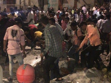 ফের মুম্বইয়ে ভেঙে পড়ল ফুট ওভারব্রিজ, আহত ৩৬, নিহত ৬