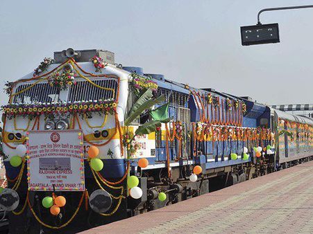 ৫০-এ পা রাজধানীর, সুবর্ণ জয়ন্তী বর্ষে যাত্রীদের 'রসগোল্লা' খাওয়াল রেল
